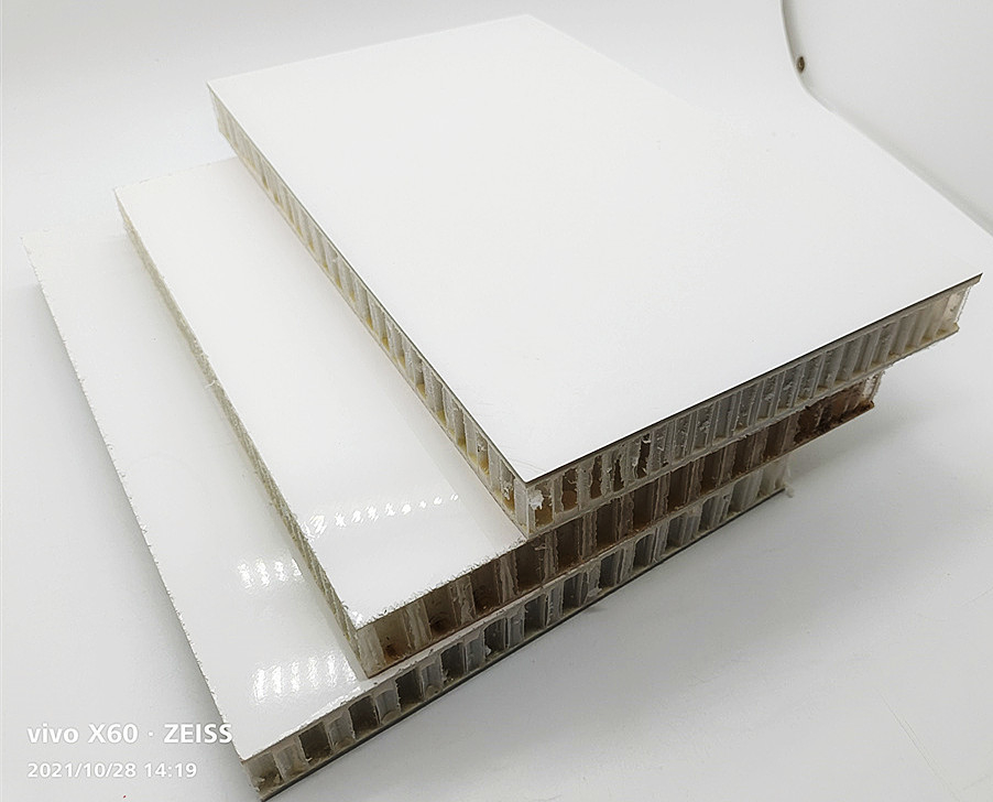 Glanzende Witte de Sandwichcomités van de Glasvezelpp Honingraat voor Droge Vrachtvrachtwagen/Bestelwagen/Caravan